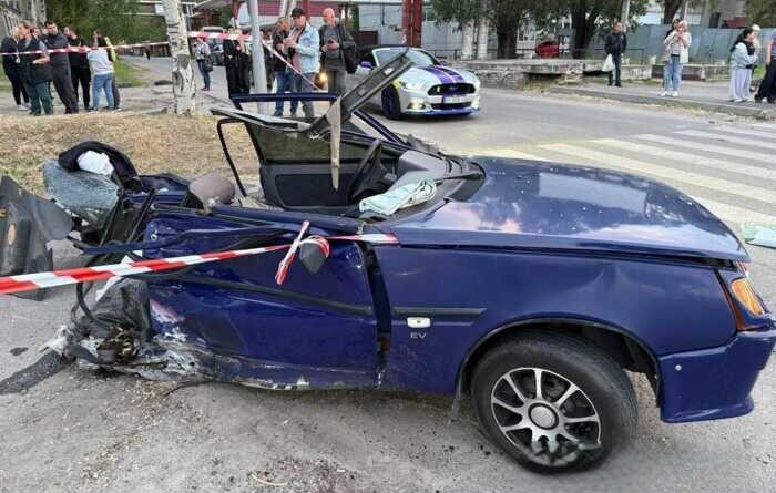 У Дніпрі автівка протаранила  зупинку громадського транспорту: загинула жінка, є поранені