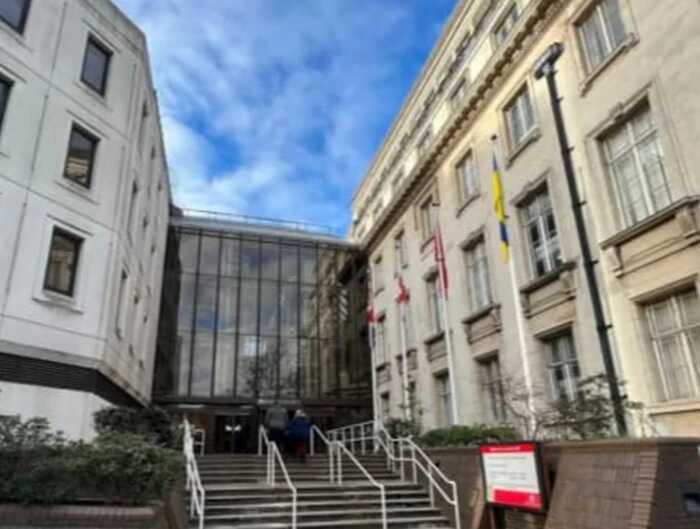 «Глибоке розчарування»: У Британії правопопулісти з Reform UK зняли прапор України з будівлі ради