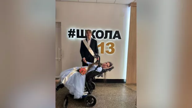 Батьківському комітетові довелося змиритися: У Львові випускниця на колісному кріслі станцювала вальс, подолавши незгоду школи на це право дівчині з обмеженими можливостями (відео)