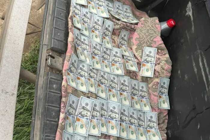 На Одещині затримали трьох чоловіків, які намагалися підкупити прикордонника за 15 тисяч доларів