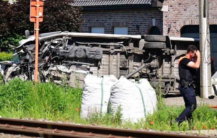 Потяг зіткнувся зі шкільним автобусом поблизу Брюсселя: четверо загиблих, серед них двоє дітей