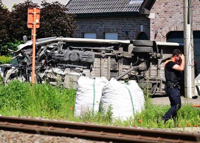 Потяг зіткнувся зі шкільним автобусом поблизу Брюсселя: четверо загиблих, серед них двоє дітей