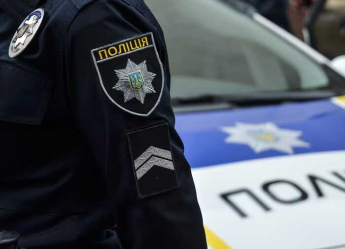 У Дніпрі група підлітків жорстоко побила жінку посеред білого дня: потерпіла у лікарні з важкими переломами