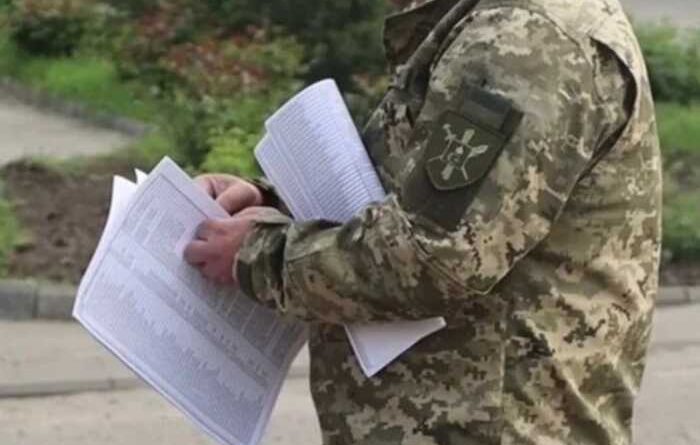 Черговий інцидент у Києві: поліція силою посадила чоловіка в бус ТЦК