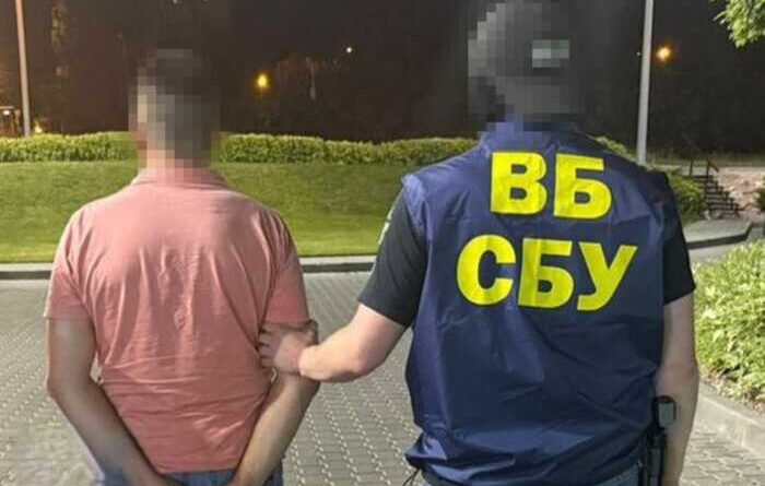 СБУ та ДБР затримали посадовця, який намагався підкупити співробітника спецслужби
