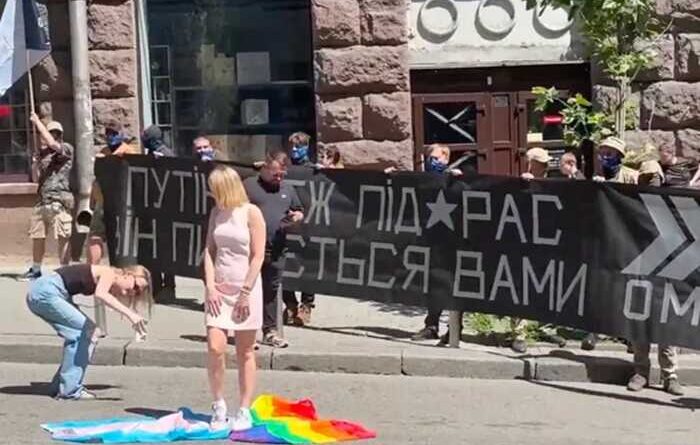 За «витирання ніг» об прапор ЛГБТІК+: студентку КНУ звільнили з роботи після скандалу на «КиївПрайді»
