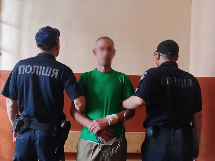 На Чернігівщині нетверезий водій погрожував пістолетом дитині та працівникам поліції