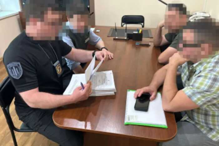 Паспорт РФ і майже 1,3 мільйона гривень «бойових»: ДБР викрило схему у військовій частині