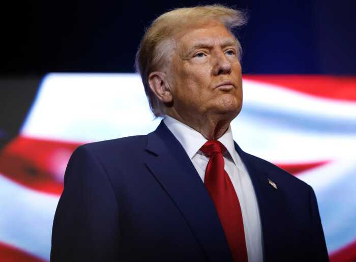 Заробив на словах Трампа 100 тисчя доларів: оператора телесуфлера президента США звинуватили у ставках