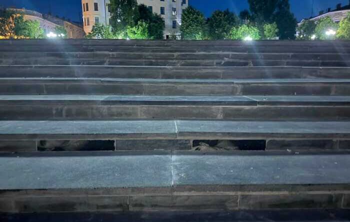 У Чернівцях перевіряють сходи, де виявили елементи надгробних плит