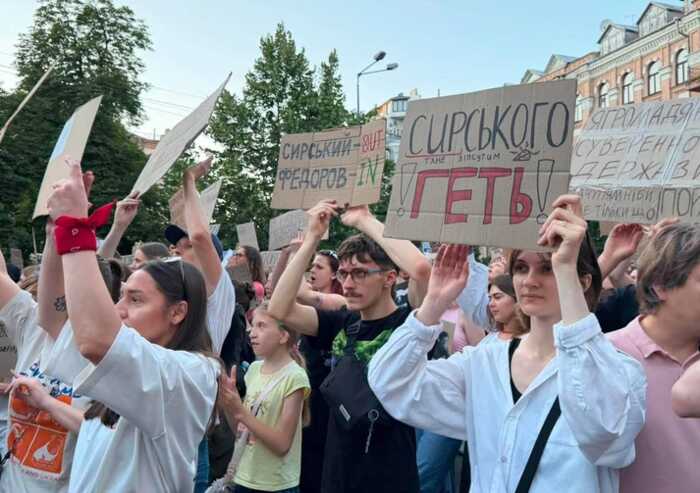 У Києві та інших містах третій день йдуть протести через відставку Михайла Федорова