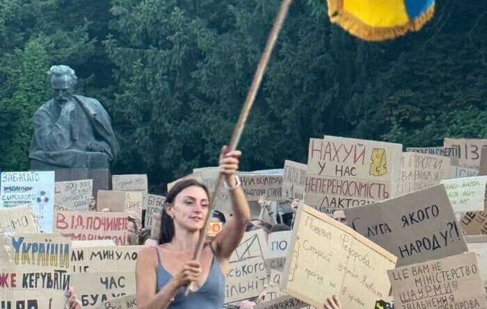 «Сирський — геть»: триденний протест у Києві радикалізувався до нецензурних гасел проти Головкома