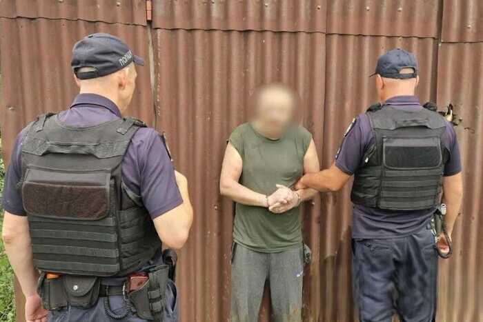 На Буковині затримали чоловіка, який під час обшуку поранив двох поліцейських