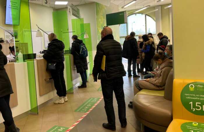 Росіяни масово забирають заощадження з банків через побоювання за свої кошти — The Telegraph