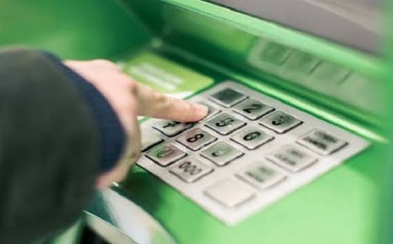 В Україні можуть красти гроші за допомогою чека з банкомату: Ось що потрібно знати про зняття готівки