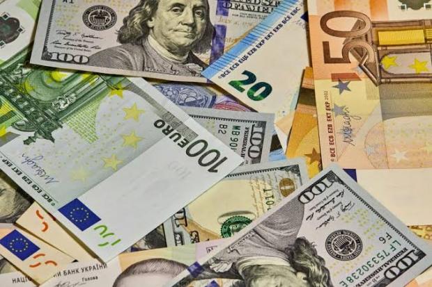 Долар по 50 грн уже в жовтні? Аналітики оцінили ризики для гривні