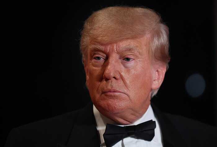 Трамп опублікував зображення Білого дому з мішками для сміття CNN, MSNBC та Politico